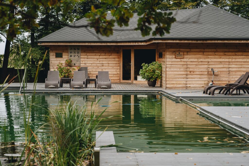 Fertighaus Bungalow aus Holz mit Pool